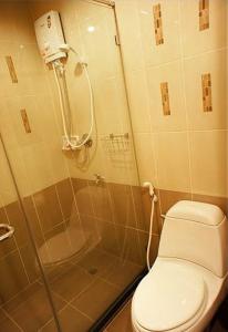 芭堤雅市中心D Apartment的带淋浴、卫生间和盥洗盆的浴室