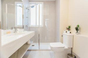 塞维利亚Stylish and wide- 3Bdr 3Bth- Los Remedios的白色的浴室设有卫生间和水槽。