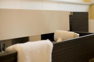 巴特罗森菲尔德海因里希舒希特曼酒店的柜台上带白色毛巾的浴室