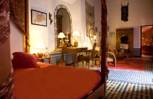 非斯里亚德艾巴特酒店的一间卧室设有一张床和一间用餐室