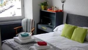 肯德尔林德赫斯特宾馆的一间卧室配有带毛巾的床