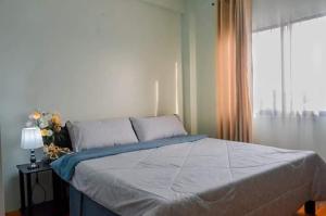 莫阿尔博阿Adams View Hotel的一间卧室设有一张大床和窗户