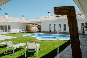 CarcheCasa Boquera的享有带游泳池的房屋后院的景致
