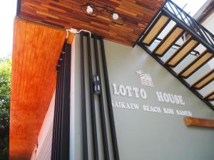 沙美岛Lotto House的带有木屋顶的楼阁标志