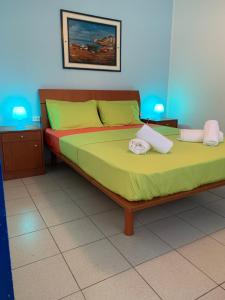 ZólaB＆D1号公寓的一间卧室配有一张带黄色和绿色床单的大床