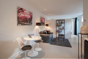 赞德沃特Longhouse Studio Zandvoort的客厅配有桌椅和沙发