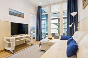 锡切斯Sans Souci Quality Apartments的客厅配有白色沙发和平面电视。