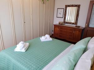 蒙卡尔沃Moncalvo in Relax的一间卧室配有带毛巾的床