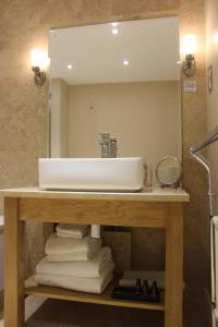 戈斯兰玛丽安斯波特酒店的浴室配有盥洗盆、镜子和毛巾