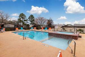 弗雷德里克斯堡Comfort Inn & Suites and Suites Fredericksburg的一个带椅子的大型游泳池