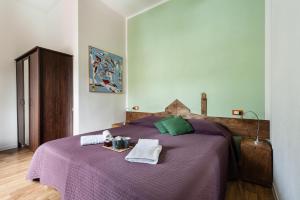 卢卡拉杰玛迪埃琳娜酒店的一间卧室配有紫色床和紫色毯子