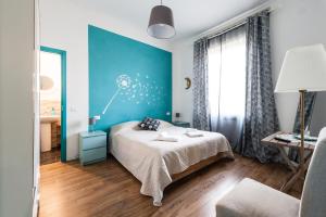 卢卡拉杰玛迪埃琳娜酒店的一间卧室设有一张床和蓝色的墙壁