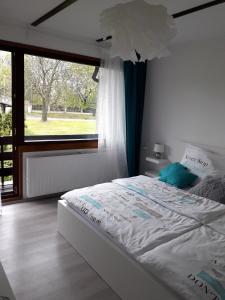 KněževesLuxury Living Apartment的卧室设有一张白色的床和大窗户