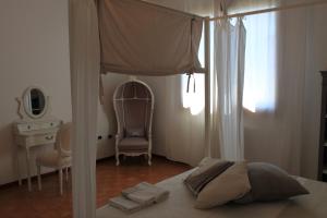 San Trovasocasa vacanza Pina的一间卧室配有一张带梳妆台和镜子的床