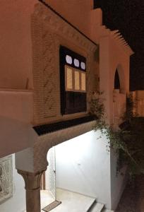托泽尔达尔艾扎拉别墅的一座带窗户和白色墙壁的建筑