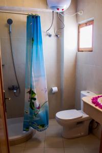 达哈布达哈布艾尔普里莫酒店的浴室设有淋浴帘,上面有鱼