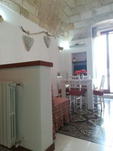 滨海波利尼亚诺Casa Di Antonio的厨房以及带桌椅的用餐室。