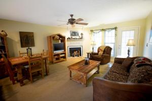 纳什维尔Salt Creek Golf Retreat的客厅配有沙发和桌子
