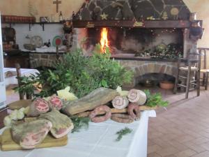 康特港Agriturismo Porticciolo的客房内的餐桌、面包和壁炉