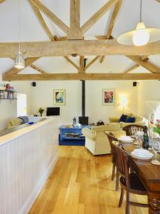 GlasburyGlanhenwye Courtyard Cottages的客厅配有桌子和沙发