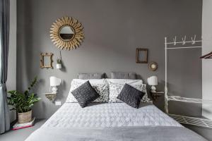 博洛尼亚Charming flat Righi Bologna的一间卧室配有一张带镜子的大床