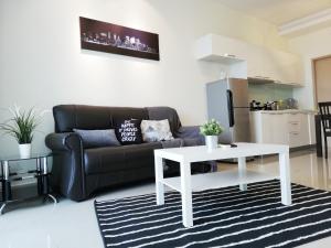 八打灵再也Ara Damansara Oasis Residence, Specious Home 4-8pax, 8min Subang Airport, 10min Sunway的客厅配有沙发和桌子