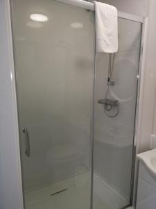 布莱克浦劳顿酒店的浴室里设有玻璃门淋浴