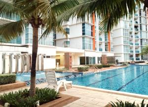 Ara Damansara Oasis Residence, Specious Home 4-8pax, 8min Subang Airport, 10min Sunway内部或周边的泳池