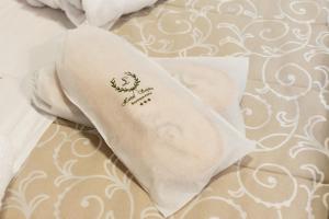 伊兹拉Hotel Sophia的床上的白色毛巾
