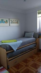 雷凯蒂奥Lekeitio Paraiso的一间卧室配有一张蓝色床单