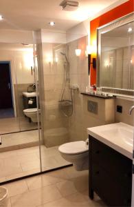 杜伊斯堡拉莫尔盖尔尼酒店的带淋浴、卫生间和盥洗盆的浴室