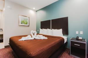 斯普林Express Inn - Spring的酒店客房,配有带毛巾的床