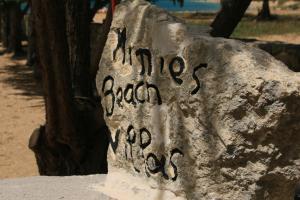米尼亚米妮丝海滩别墅的上面写着骑学校服的石头