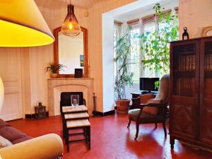 戛纳Bed & Breakfast Chambres d'hôtes COTTAGE BELLEVUE的带沙发和壁炉的客厅