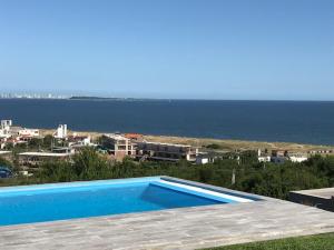 埃斯特角城Syrah Vistas Punta Ballena的海景游泳池
