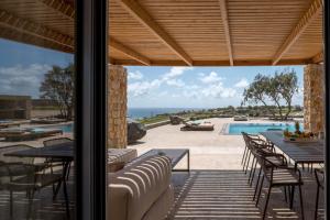 维查德Cellaria Estate Exclusive的一个带桌椅的庭院和一个游泳池