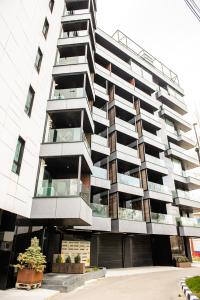 马马亚Blue Bike Seaview Apartment & Penthouse的公寓大楼的一侧设有阳台。