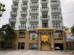 顺化Dat Anh Hotel的一座白色的大建筑,上面有标志