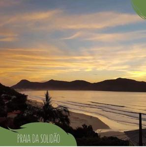 弗洛里亚诺波利斯Residencial Caminho das Pedras - Praia da Solidão的享有海滩和大海及山脉的美景