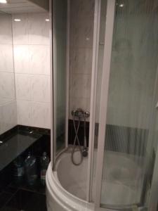 波尔塔瓦Готель на Автовокзалі的浴室里设有玻璃门淋浴