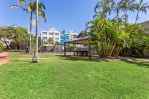 玛志洛卡鲁阿度假公寓酒店的一个带凉亭和棕榈树的公园