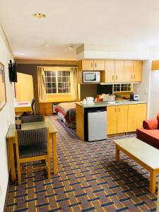 布卢明顿布卢明顿华美达套房酒店的酒店客房设有厨房和卧室