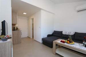 索利纳Apartments Maric-Hlapa的客厅配有沙发和桌子