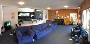 玛拉豪Adventure Inn Marahau的客厅配有蓝色的沙发和电视