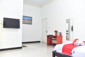 马卡萨RedDoorz near Sultan Hasanuddin Airport 2的相册照片