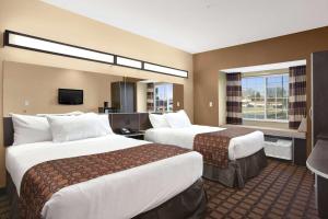 Sayre宾夕法尼亚塞尔麦克罗特酒店&套房的酒店客房设有两张床和电视。