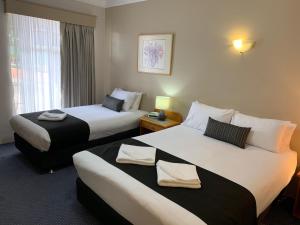 古尔本古尔伯恩文化遗产汽车旅馆的酒店客房设有两张床和窗户。
