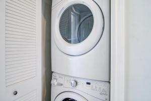 帕德雷岛Pathway 14838的洗衣房内的白色洗衣机和烘干机