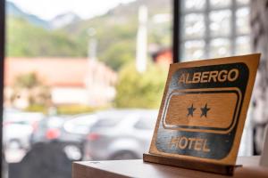 多马索Hotel Bungalows Europa的一张桌子上为阿尔伯格酒店设计的木牌