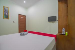 RedDoorz at Gatot Subroto Lampung客房内的一张或多张床位